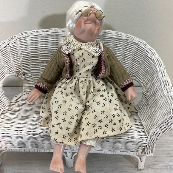 Vintage porcelain grandma and grandpa dolls - Picture 4 of 10